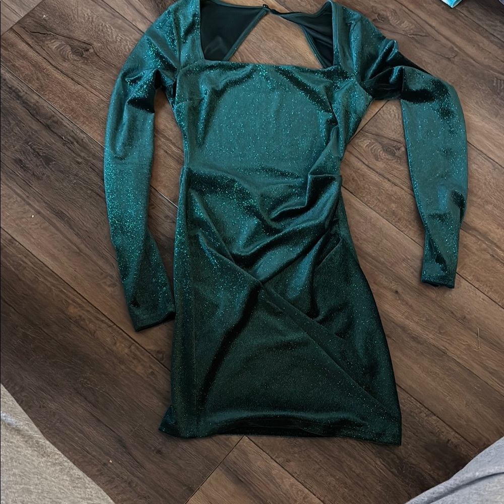 Elegant Green Long-Sleeve Dress